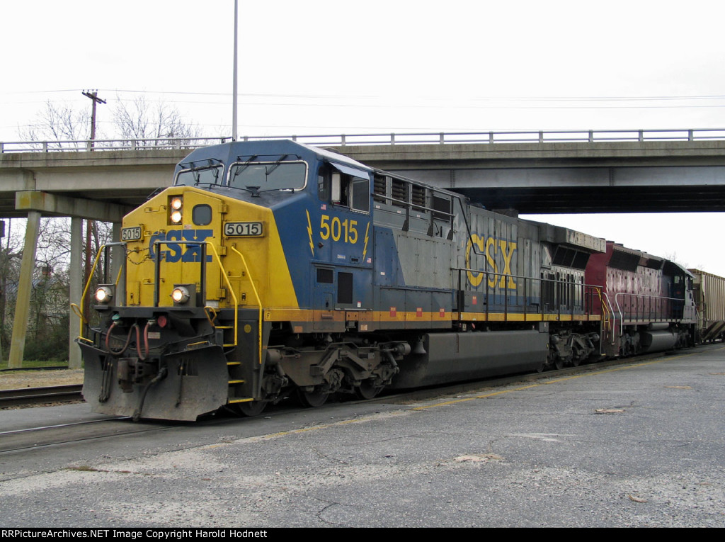 CSX 5015 leads a train northbound